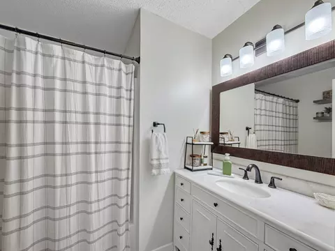 Bath - 1185 W Grayrock Dr, Springfield, MO 65810 photo 1 of 3