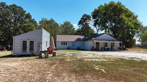 279 Castlegate Dr, Seymour, MO 65746