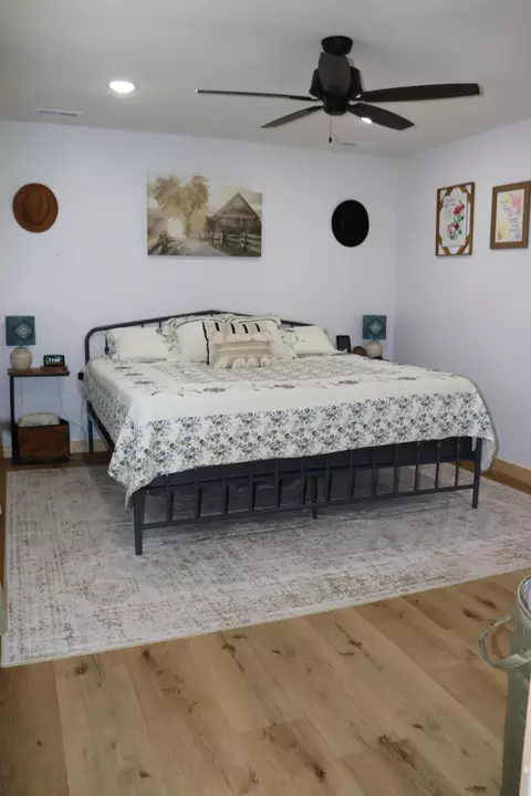Bedroom - 279 Castlegate Dr, Seymour, MO 65746 photo 2 of 4