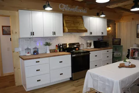 Kitchen - 279 Castlegate Dr, Seymour, MO 65746 photo 3 of 5