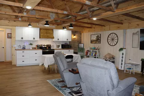 Kitchen - 279 Castlegate Dr, Seymour, MO 65746 photo 1 of 5
