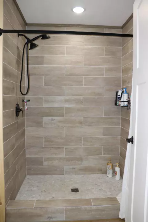 Bath - 279 Castlegate Dr, Seymour, MO 65746 photo 1 of 8