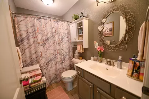 Bath - 15562 E Kaw Rapids Rd, Nevada, MO 64772 photo 1 of 3