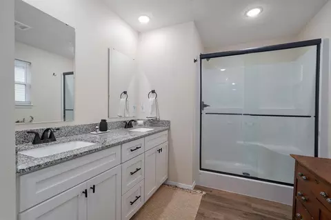 Bath - 3363 W Mccanse St, Springfield, MO 65803 photo 1 of 2
