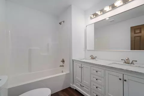 Bath - 746 N Brown Ave, Springfield, MO 65802 photo 2 of 2