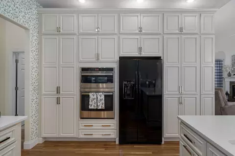 Kitchen - 4294 E Berkeley St, Springfield, MO 65809 photo 5 of 8