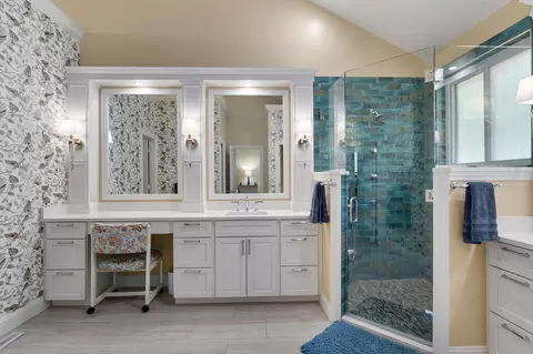 Bath - 4294 E Berkeley St, Springfield, MO 65809 photo 1 of 12