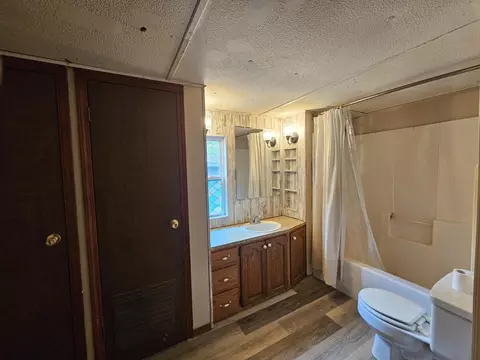 Bath - 292 S Oak Ave, Sparta, MO 65753 photo 1 of 2