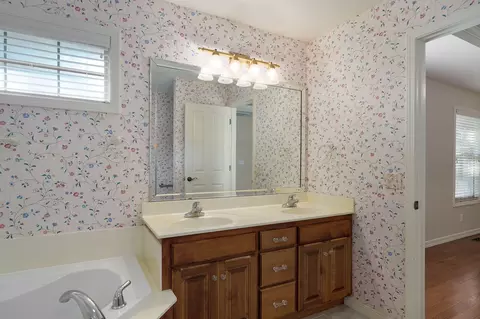 Bath - 736 N Allison St, Nixa, MO 65714 photo 1 of 5