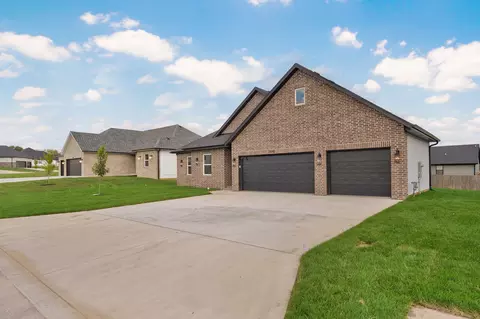 Exterior - 3045 E Heritage St, Republic, MO 65738 photo 3 of 9