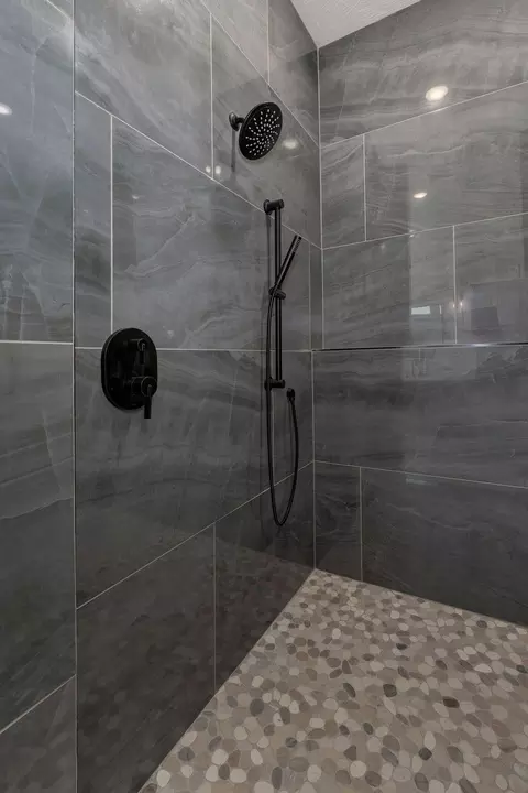 Bath - 5072 E Ferdinand Ct, Springfield, MO 65802 photo 5 of 8