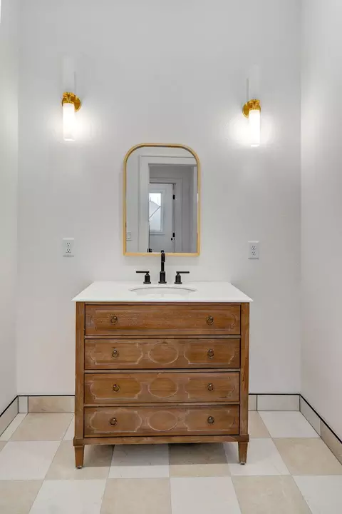 Bath - 5072 E Ferdinand Ct, Springfield, MO 65802 photo 1 of 8