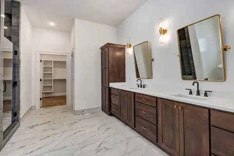 Bath - 5072 E Ferdinand Ct, Springfield, MO 65802 photo 2 of 8