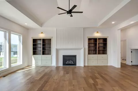 Living - 5072 E Ferdinand Ct, Springfield, MO 65802 photo 2 of 6
