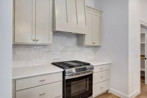 Kitchen - 5072 E Ferdinand Ct, Springfield, MO 65802 photo 2 of 3