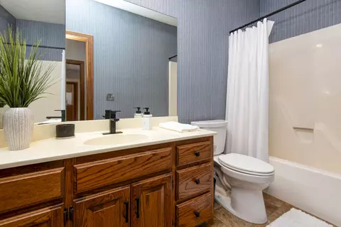 Bath - 4946 S Bellhurst Ave, Springfield, MO 65804 photo 7 of 8