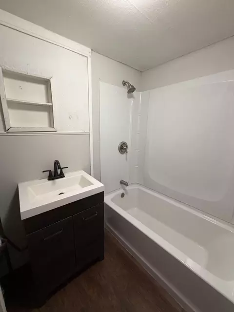 Bath - 800 N Marion Ave, Springfield, MO 65802 photo 1 of 1