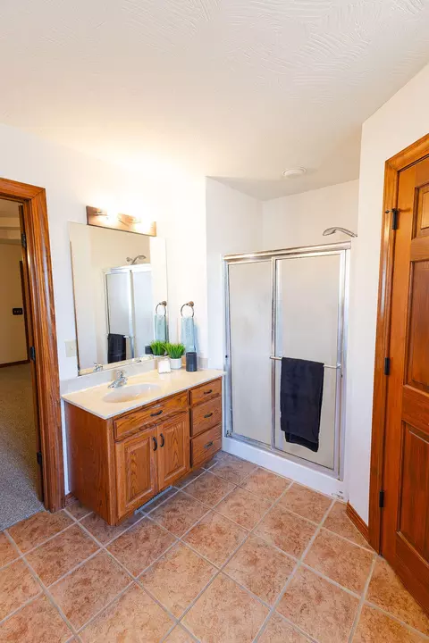 Bath - 3779 N Ashbury Dr, Springfield, MO 65803 photo 1 of 7