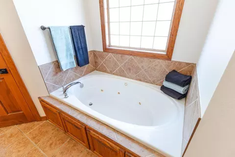 Bath - 3779 N Ashbury Dr, Springfield, MO 65803 photo 4 of 7