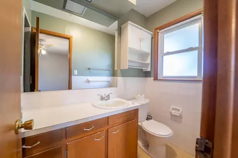 Bath - 906 E Prairie Ln, Ash Grove, MO 65604 photo 1 of 2
