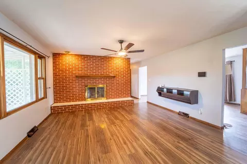 Living - 906 E Prairie Ln, Ash Grove, MO 65604 photo 2 of 4