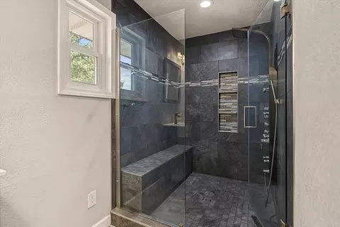 Bath - 1511 E Groves Dr, Ozark, MO 65721 photo 3 of 5