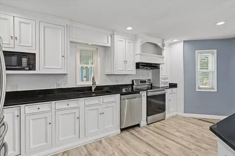 Kitchen - 1511 E Groves Dr, Ozark, MO 65721 photo 3 of 5