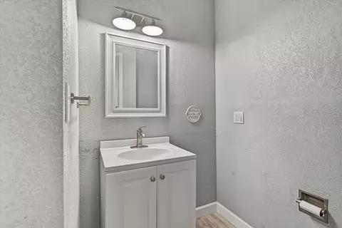 Bath - 1511 E Groves Dr, Ozark, MO 65721 photo 1 of 5