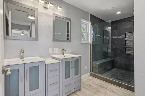 Bath - 1511 E Groves Dr, Ozark, MO 65721 photo 2 of 5