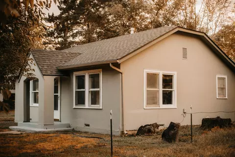 Exterior - 1925 S Maple St, Carthage, MO 64836 photo 3 of 6