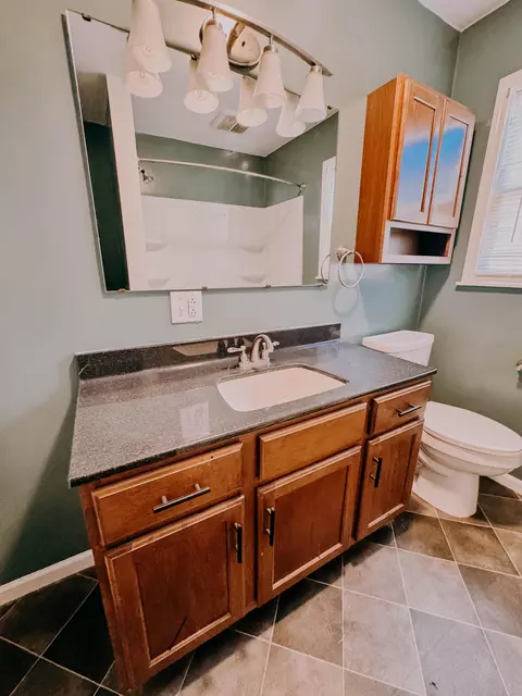 Bath - 1925 S Maple St, Carthage, MO 64836 photo 2 of 2