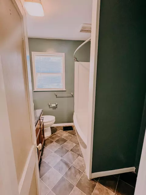 Bath - 1925 S Maple St, Carthage, MO 64836 photo 1 of 2