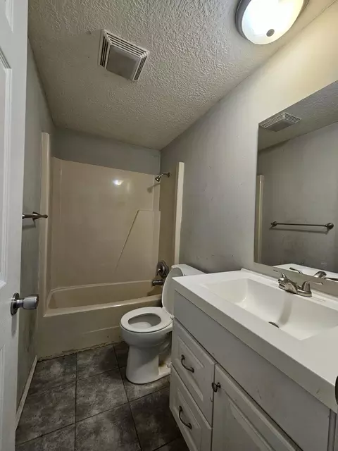Bath - 503 S Miller Rd, Springfield, MO 65802 photo 2 of 3