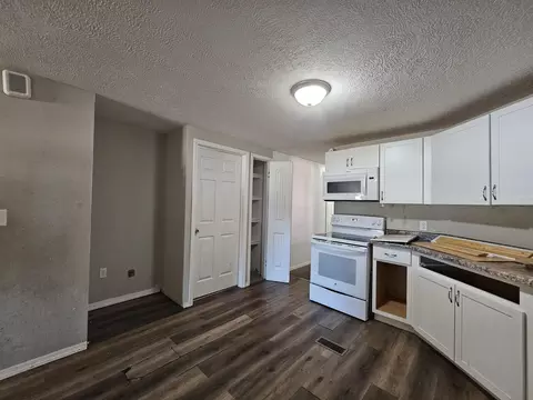 Kitchen - 503 S Miller Rd, Springfield, MO 65802 photo 2 of 3