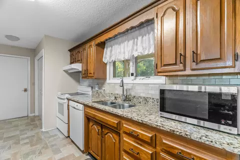 Kitchen - 505 Cope Ln, Forsyth, MO 65653 photo 2 of 3