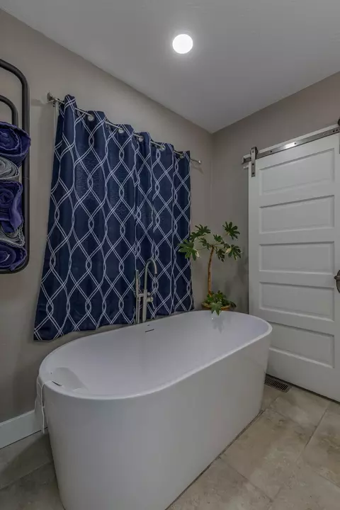 Bath - 1584 E 517th Rd, Brighton, MO 65617 photo 3 of 4