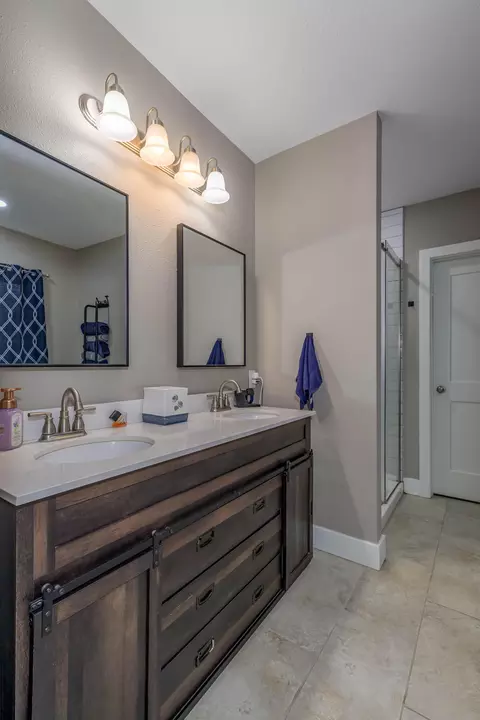Bath - 1584 E 517th Rd, Brighton, MO 65617 photo 1 of 4