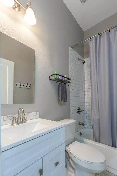 Bath - 1584 E 517th Rd, Brighton, MO 65617 photo 4 of 4