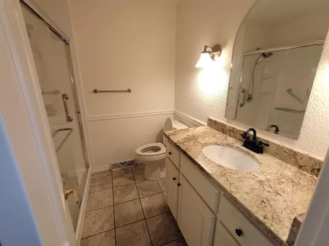Bath - 1054 S Peach Tree Ave, Springfield, MO 65804 photo 2 of 7