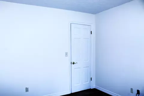 Bedroom - 1054 S Peach Tree Ave, Springfield, MO 65804 photo 3 of 8