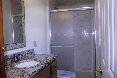 Bath - 1054 S Peach Tree Ave, Springfield, MO 65804 photo 5 of 7