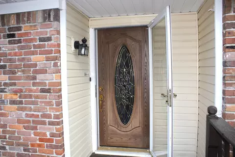 Entry Way - 1054 S Peach Tree Ave, Springfield, MO 65804 photo 1 of 4