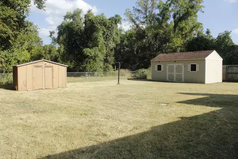 Exterior - 1054 S Peach Tree Ave, Springfield, MO 65804 photo 4 of 4