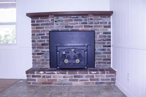 Living - 1054 S Peach Tree Ave, Springfield, MO 65804 photo 5 of 5