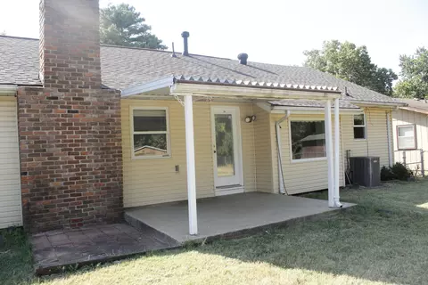 Exterior - 1054 S Peach Tree Ave, Springfield, MO 65804 photo 3 of 4