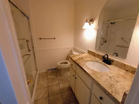 Bath - 1054 S Peach Tree Ave, Springfield, MO 65804 photo 6 of 7