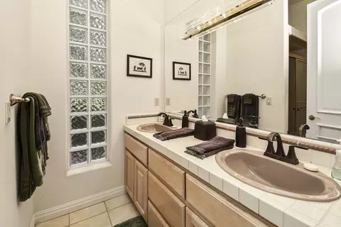 Bath - 5181 S Stonehaven Dr, Springfield, MO 65809 photo 9 of 10
