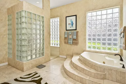 Bath - 5181 S Stonehaven Dr, Springfield, MO 65809 photo 6 of 10
