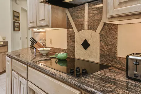 Kitchen - 5181 S Stonehaven Dr, Springfield, MO 65809 photo 7 of 11