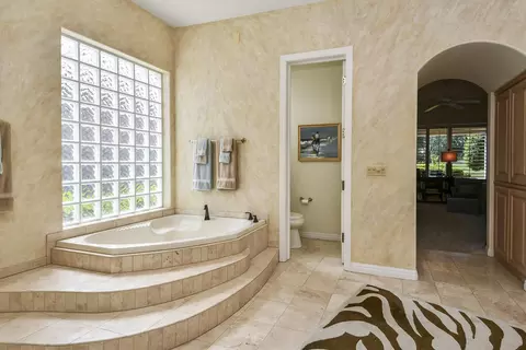 Bath - 5181 S Stonehaven Dr, Springfield, MO 65809 photo 4 of 10